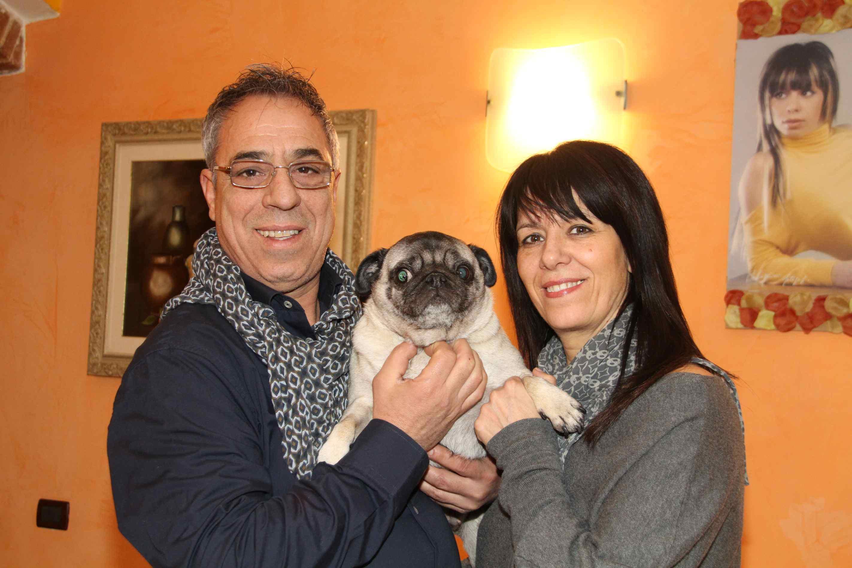 Benedetto e Antonella Mineo, genitori di Amara, con il cane Dalila (foto Batavia)
