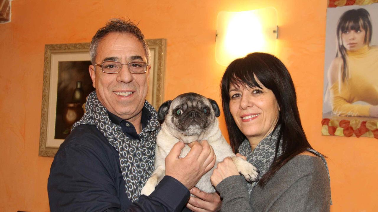 Benedetto e Antonella Mineo, genitori di Amara, con il cane Dalila (foto Batavia)
