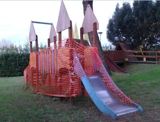 Lo scivolo rotto dell'asilo Stacciaburatta