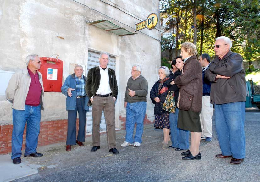 Il sindaco Giannoni (al centro con la giacca) nel 2006 quando venne chiuso l'ufficio postale di Canneto