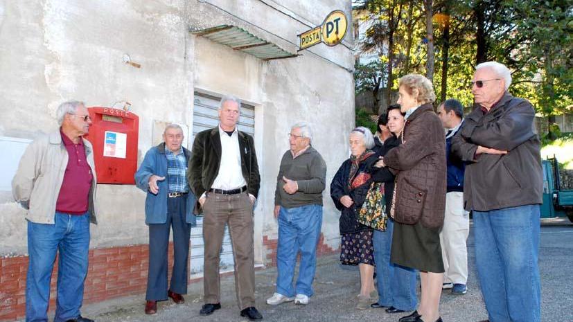 Il sindaco Giannoni (al centro con la giacca) nel 2006 quando venne chiuso l'ufficio postale di Canneto
