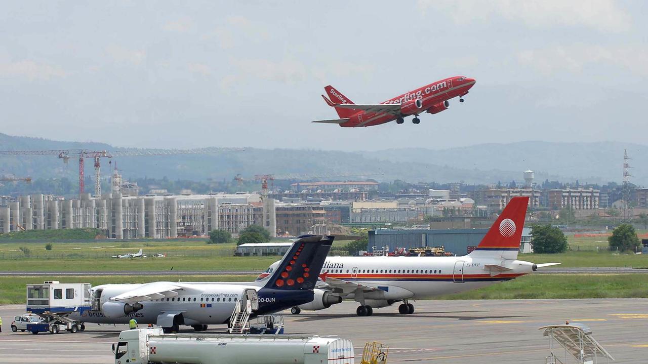 Aerei sulla pista dell'aeroporto di Peretola