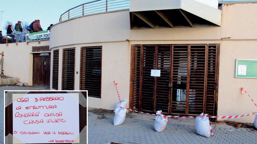 Rubano soldi, costumi e occhialini alla sede del Nuoto Livorno