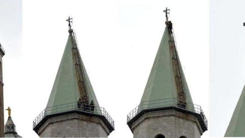 Si arrampicano sul campanile per cambiare la lampadina