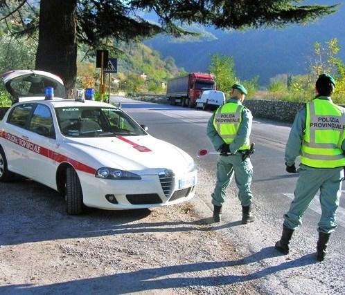 Litiga con un automobilista e lo stende con una testata 