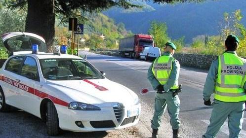 Litiga con un automobilista e lo stende con una testata