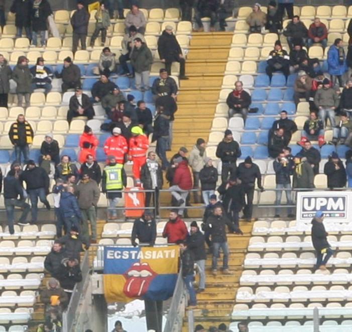 cori dei tifosi contro caliendo