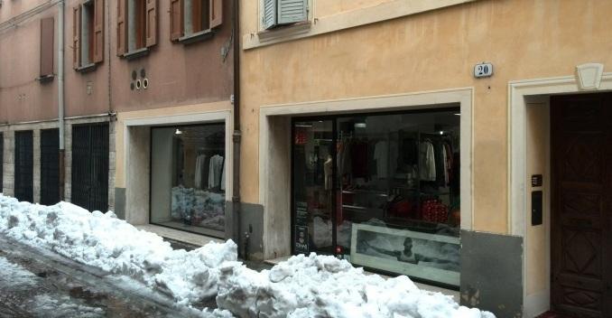 Tentato furto durante la notte in negozio di abbigliamento 