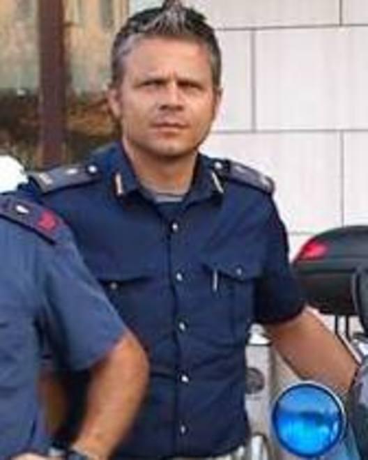 Si chiude in casa per errore, agente salva bimbo di un anno 