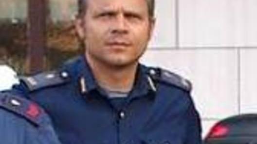 Si chiude in casa per errore, agente salva bimbo di un anno
