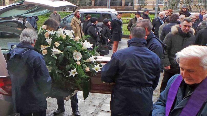 «Addio caro papà Non dimenticheremo i tuoi insegnamenti»