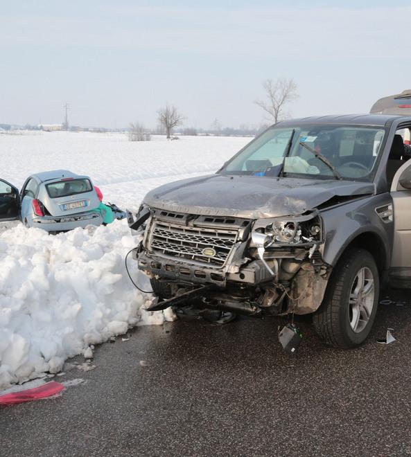 Vola nel campo con l’auto dopo uno scontro frontale 