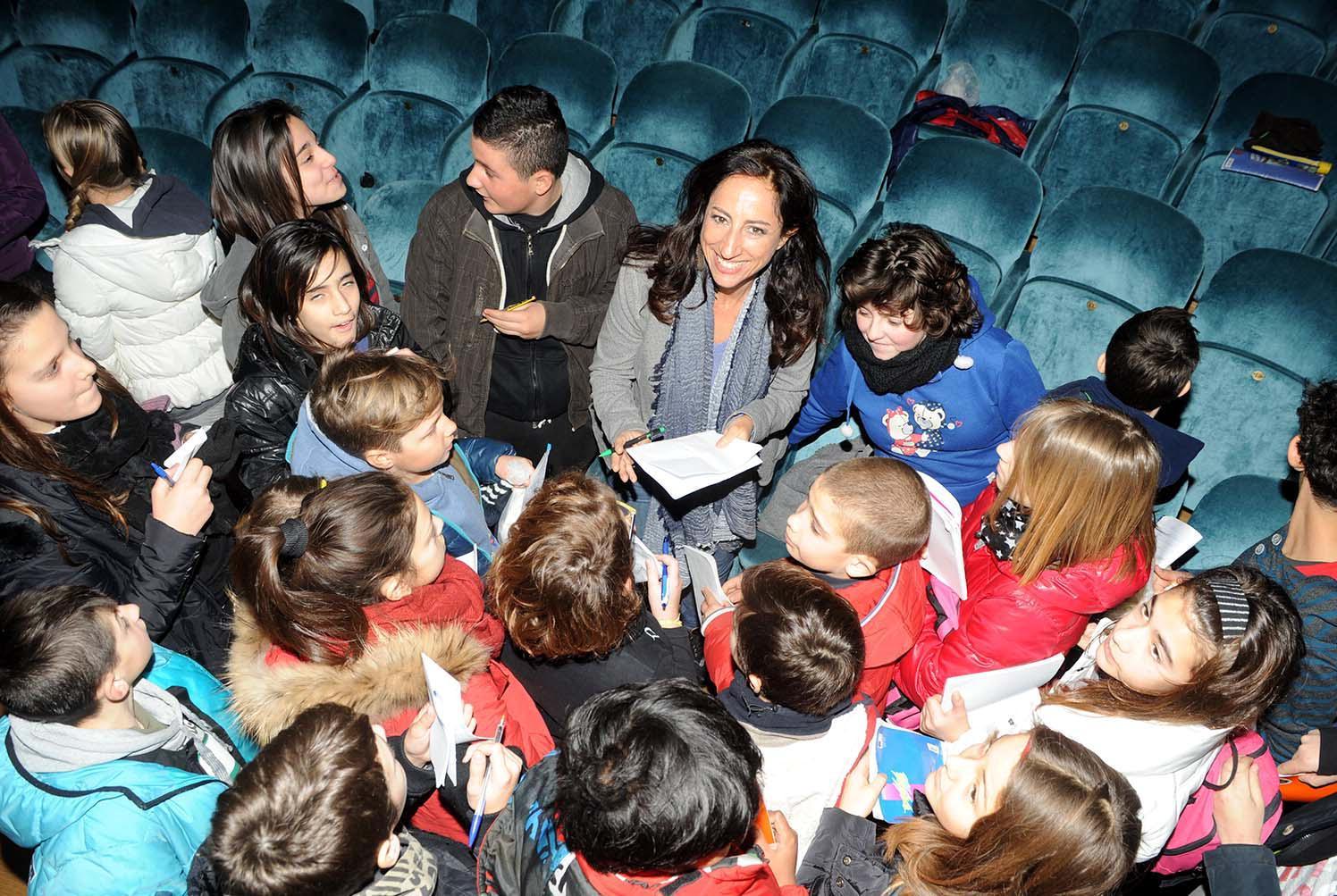 Lucia Goracci incontra un gruppo di studenti per raccontare le sue esperienze di inviata