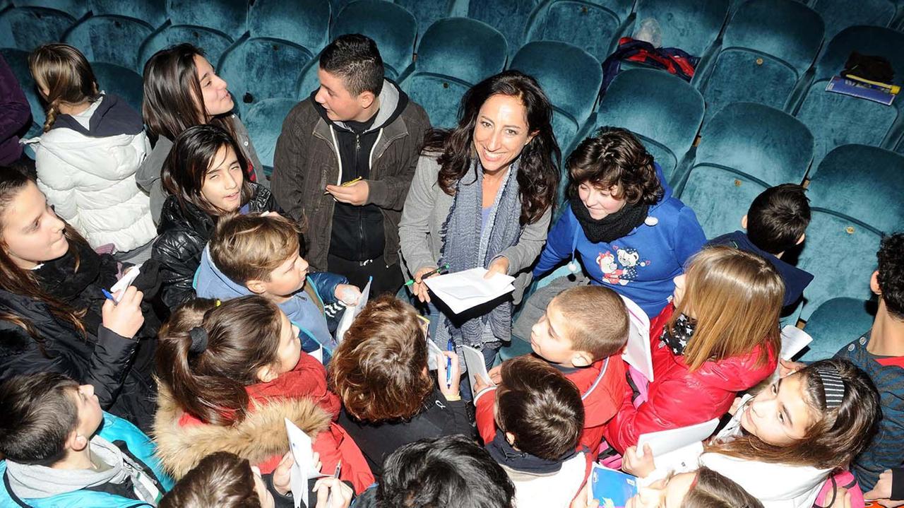 Lucia Goracci incontra un gruppo di studenti per raccontare le sue esperienze di inviata