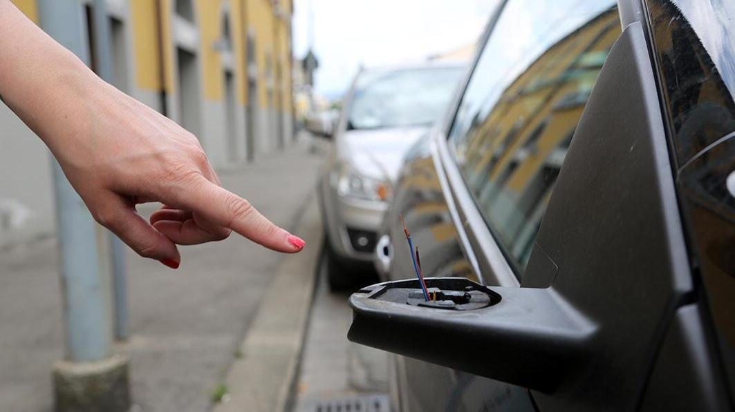 Un'auto vittima dei ladri