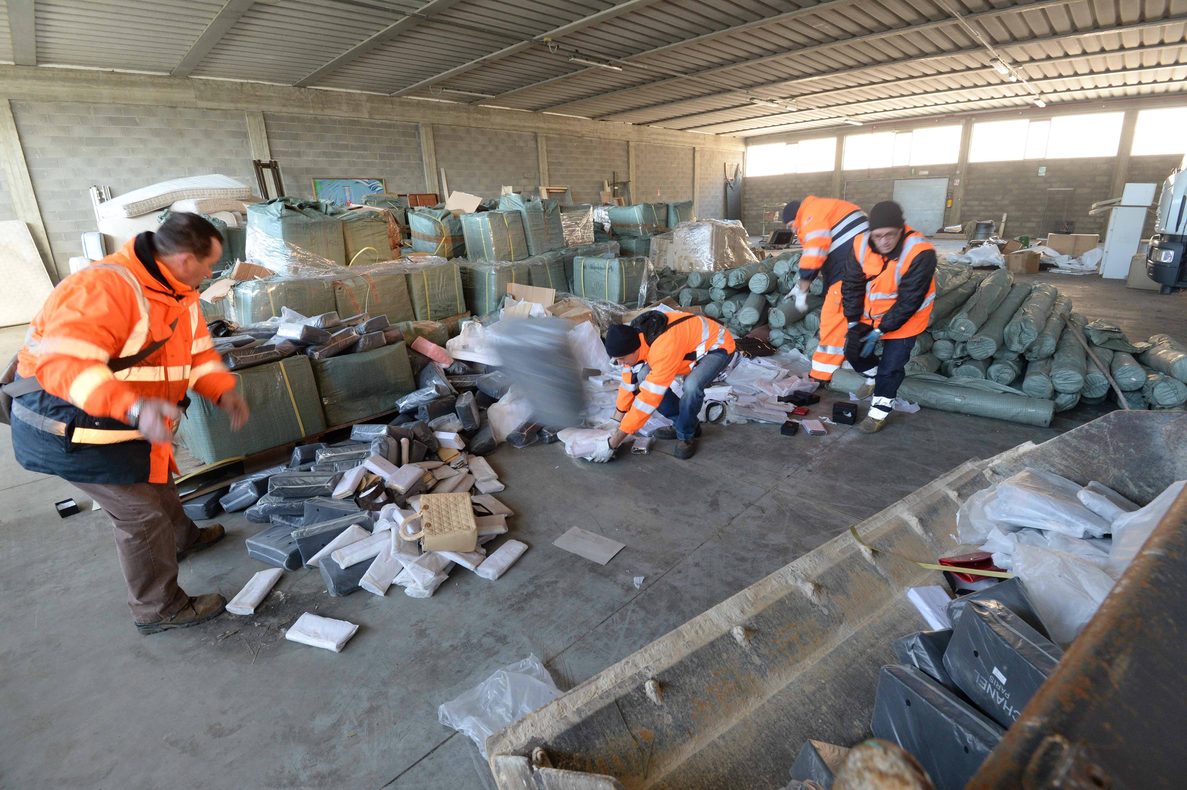 Distrutti in discarica 160.000 articoli con griffe contraffatte 