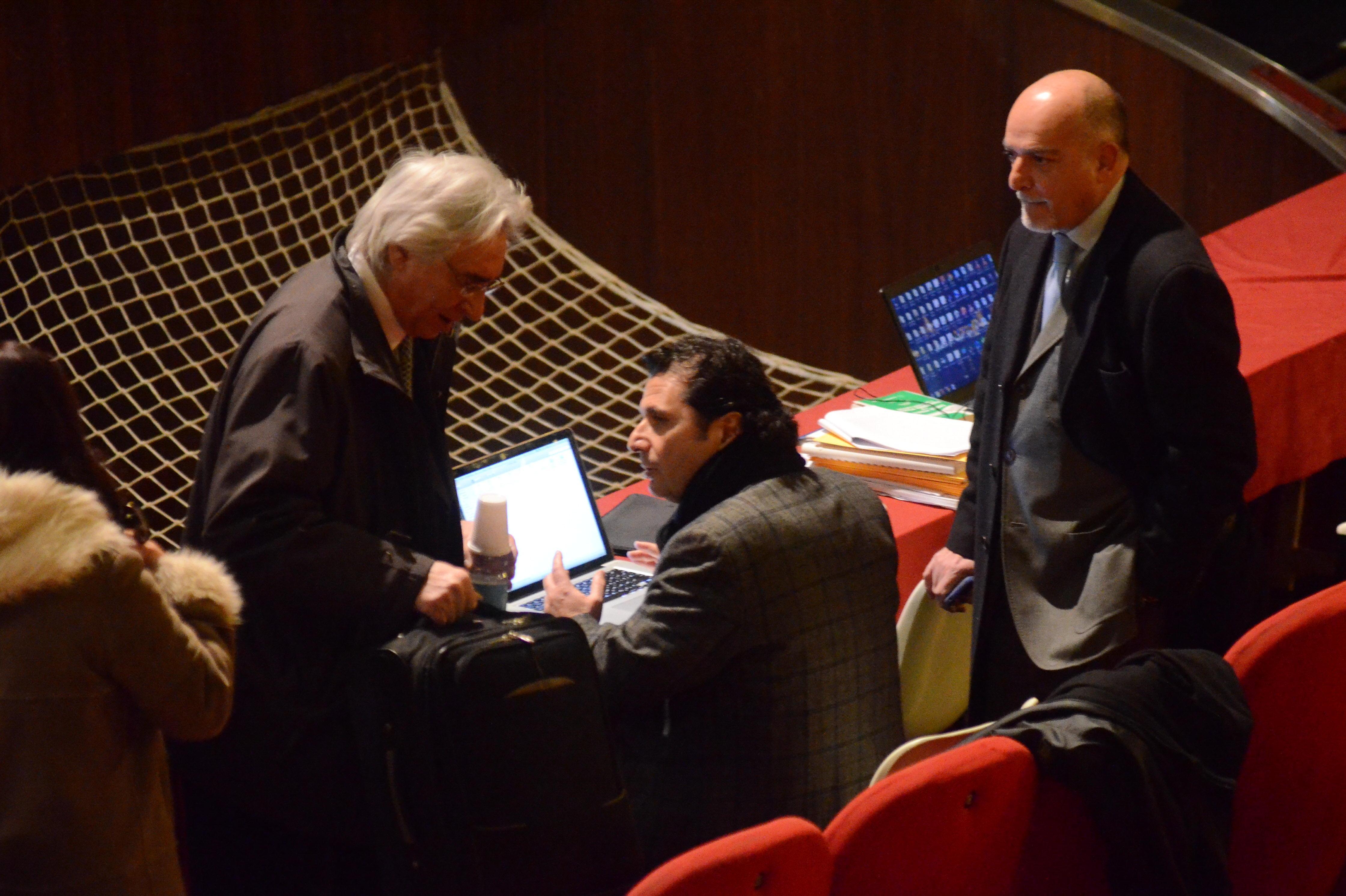 Francesco Schettino tra l'avvocato Domenico Pepe (a sinistra) e l'avvocato Donato Laino (foto Bf)