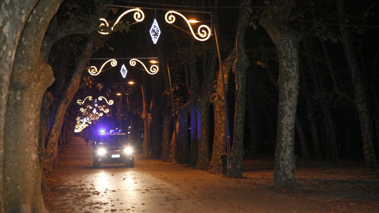 Controlli dei carabinieri sul viale Capponi in pineta di Ponente