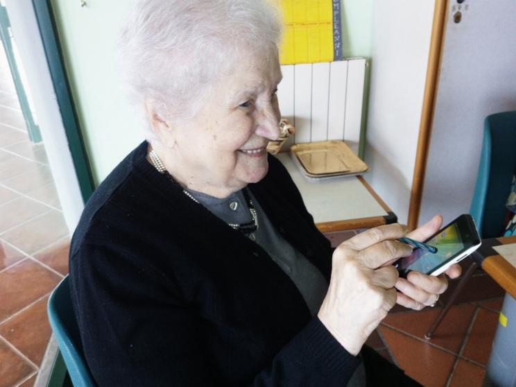 Bruna Coscini col suo smartphone col quale a 95 anni ha imparato a navigare sul web