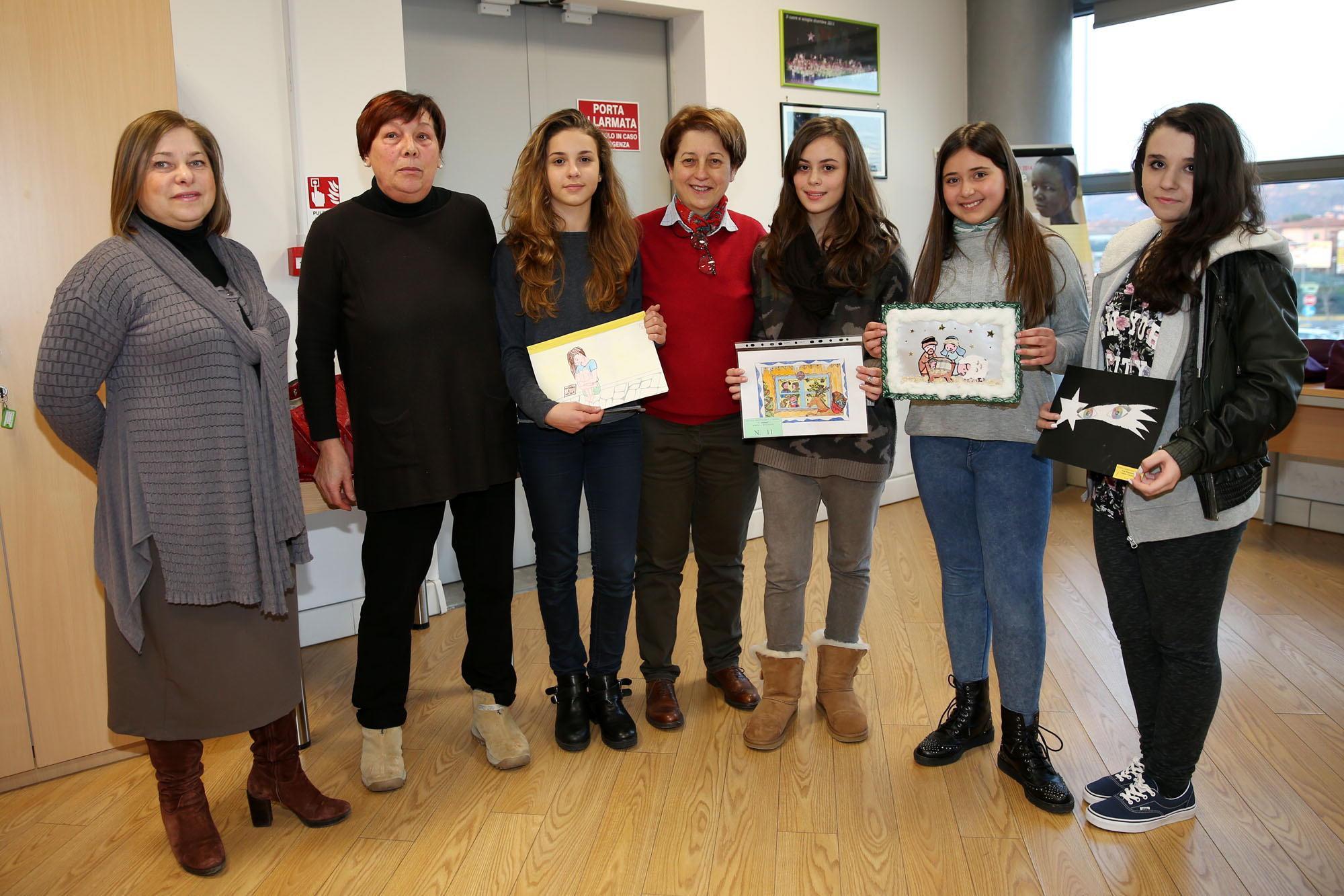 Gli studenti premiati al Punto Soci Coop di Massa Cozzile  (Foto Nucci)