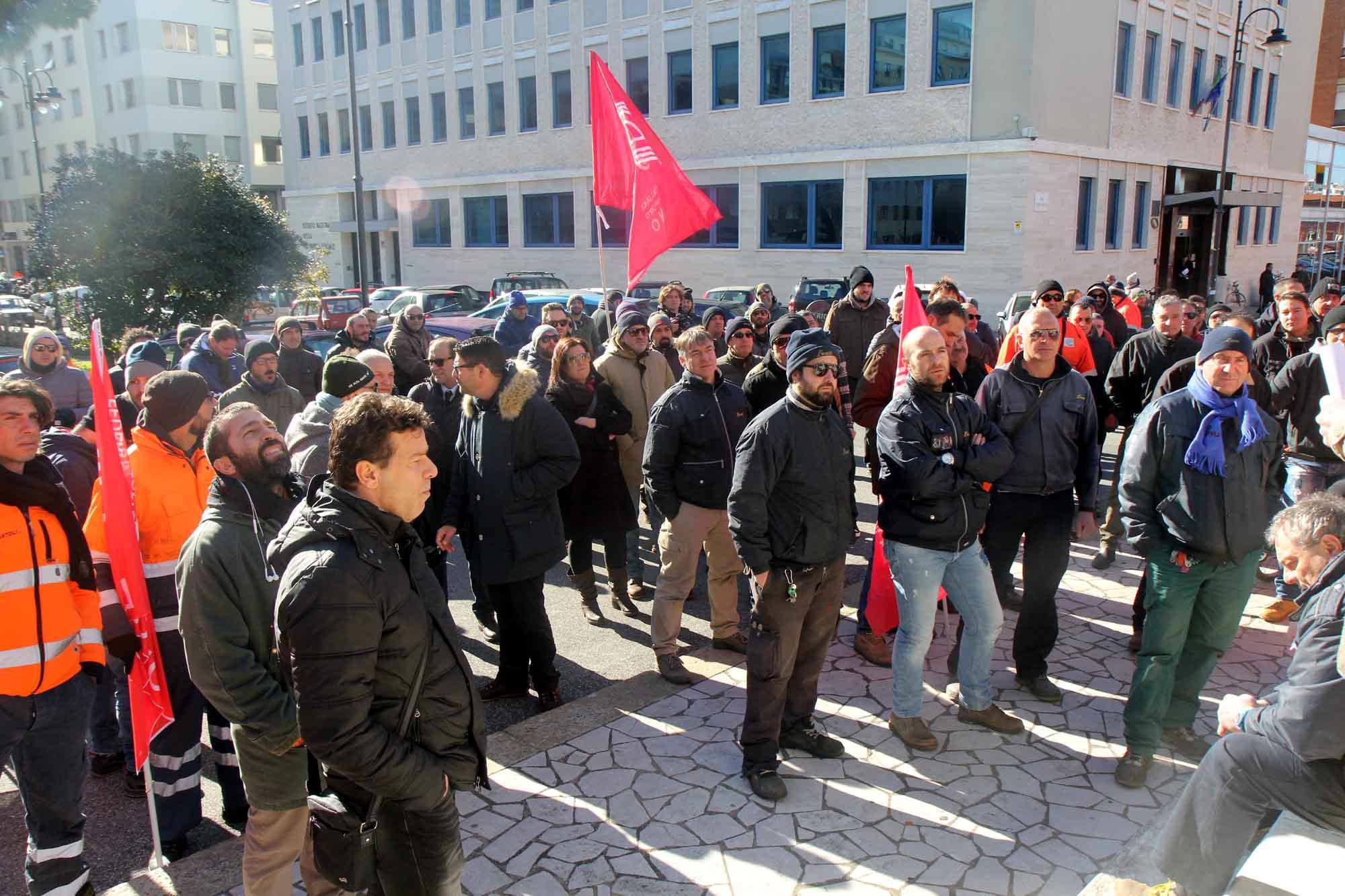 Un momento dell'assemblea dei lavoratori del porto in piazza dell'Unità d'Italia organizzata da Cgil e Cisl