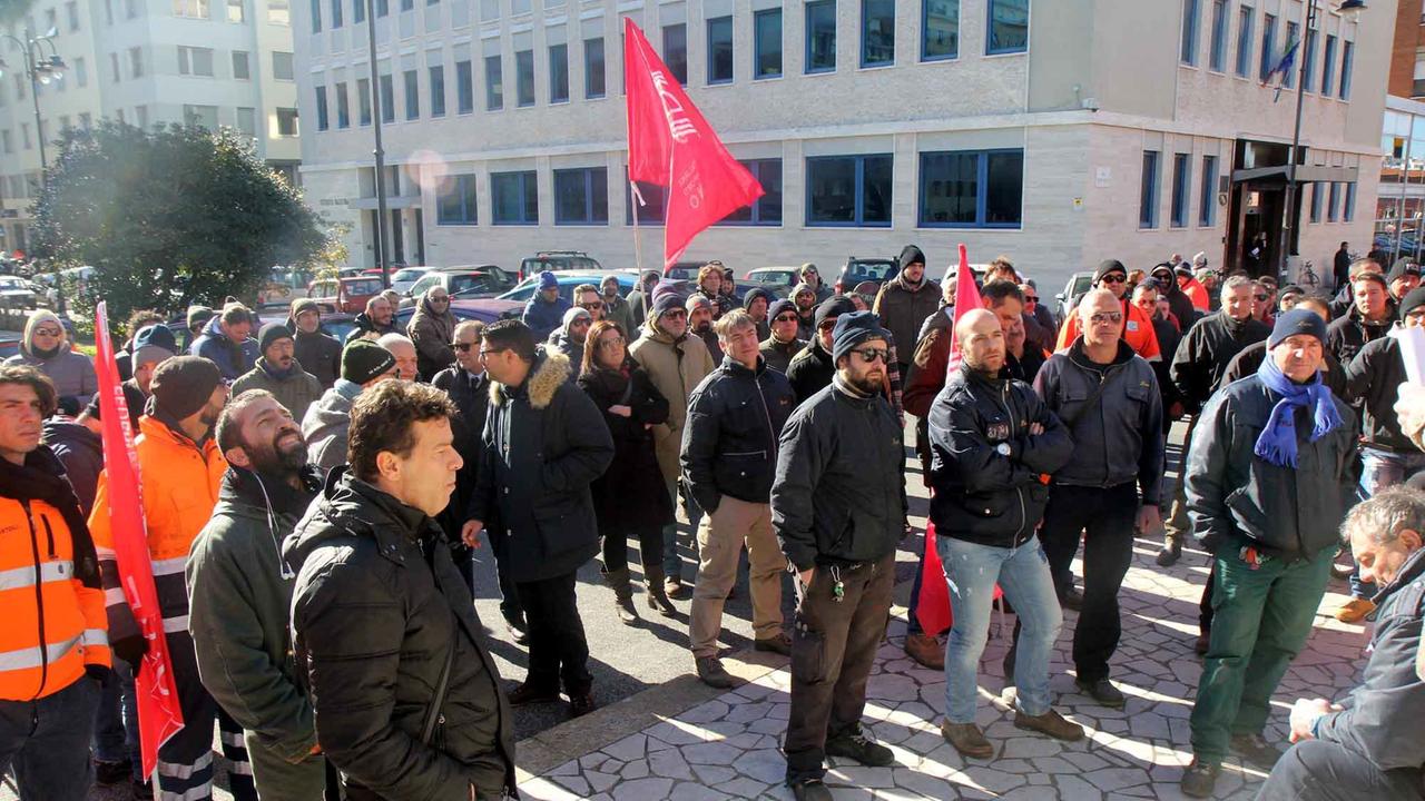 Un momento dell'assemblea dei lavoratori del porto in piazza dell'Unità d'Italia organizzata da Cgil e Cisl