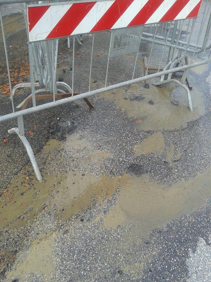 La perdita d'acqua transennata in via Fratelli Bandiera