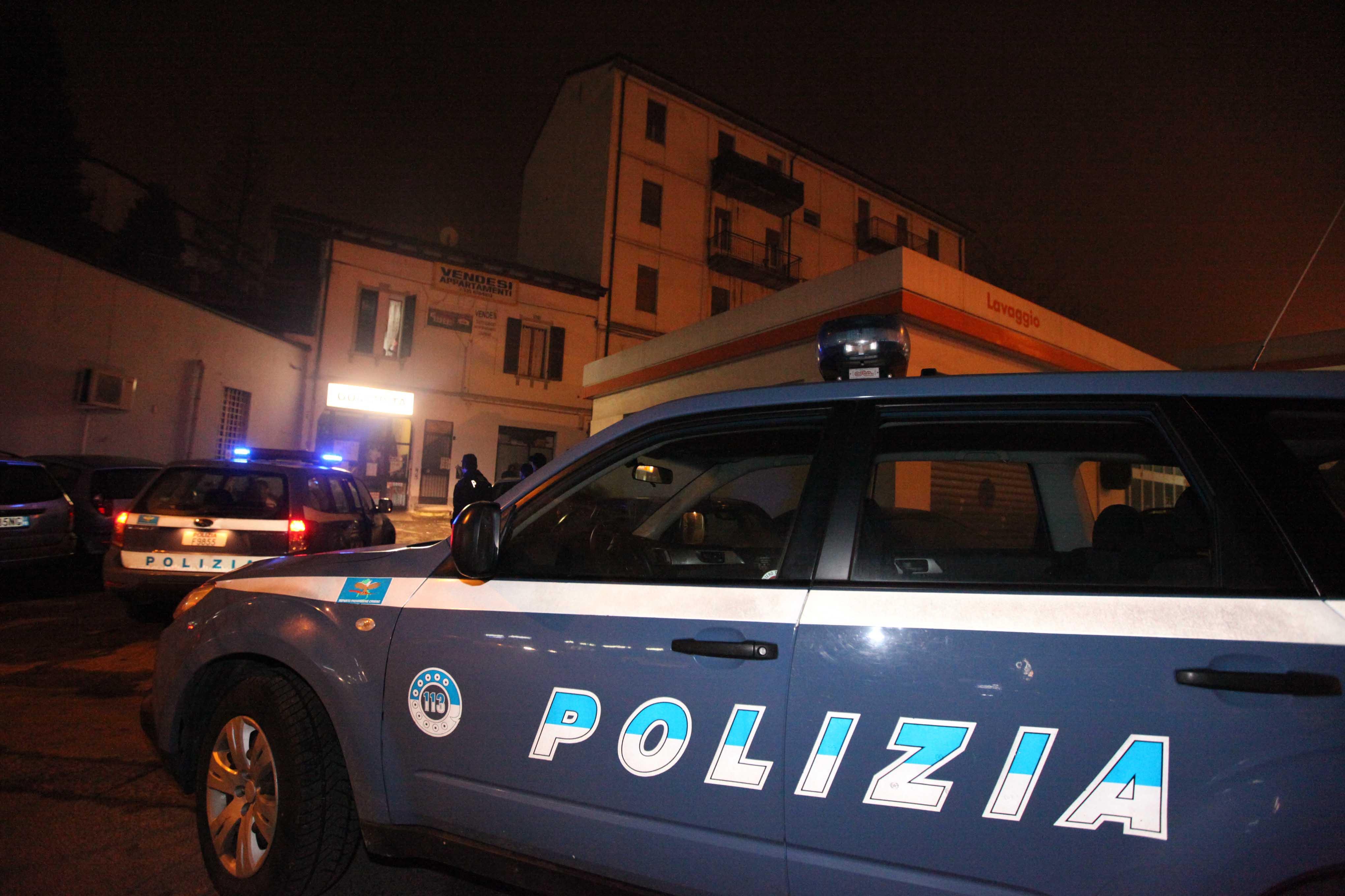 Picchia la madre e il fratellino: arrestato