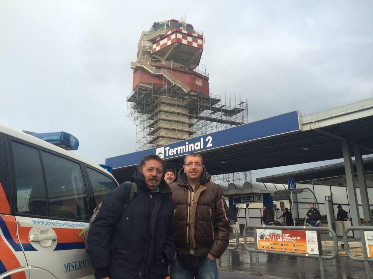 I volontari della Misericordia Franco Dari (a sinistra) e Massimiliano Tollari all'aeroporto