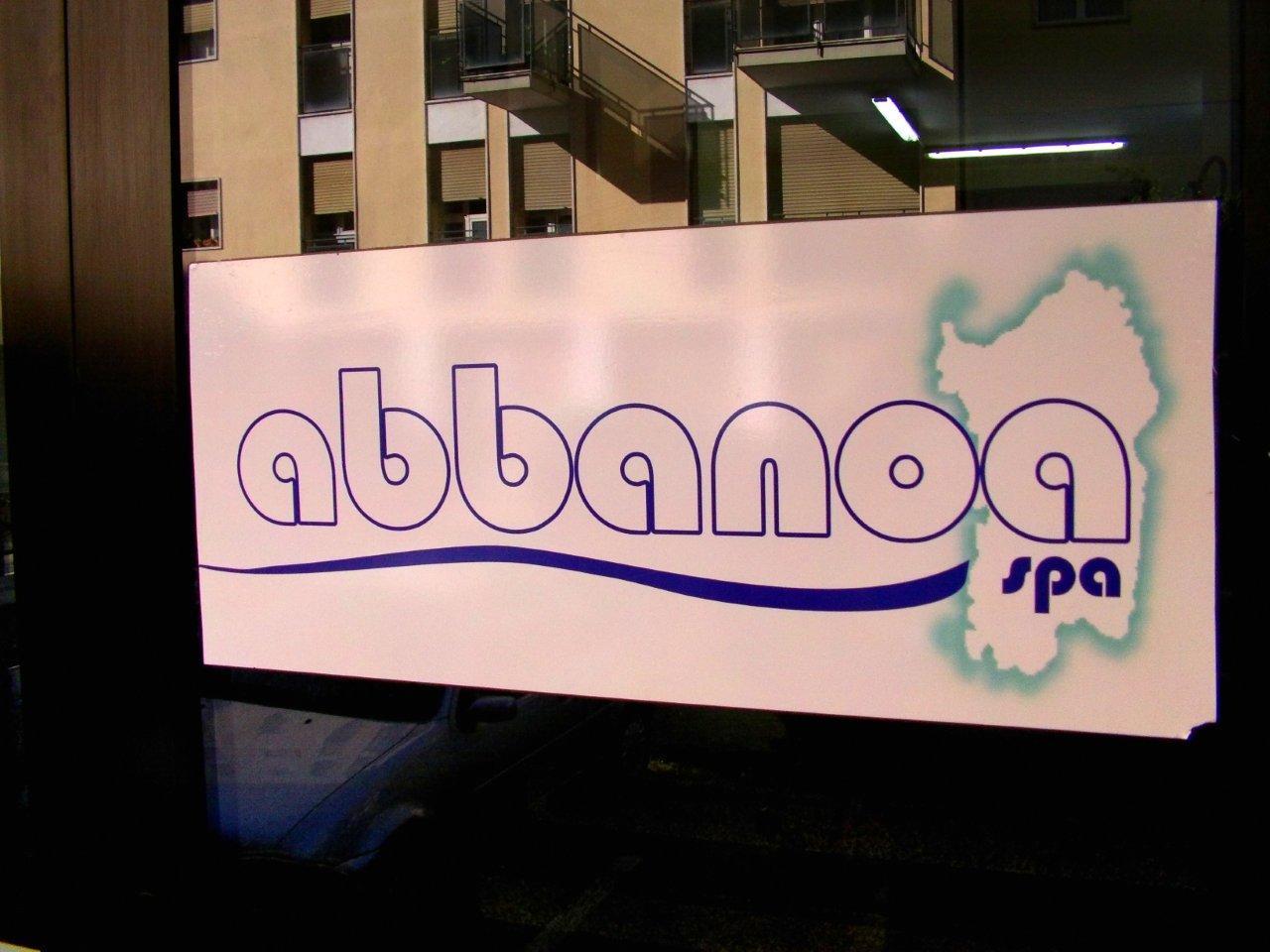 Il logo di Abbanoa in uno sportello del gestore dell'acqua