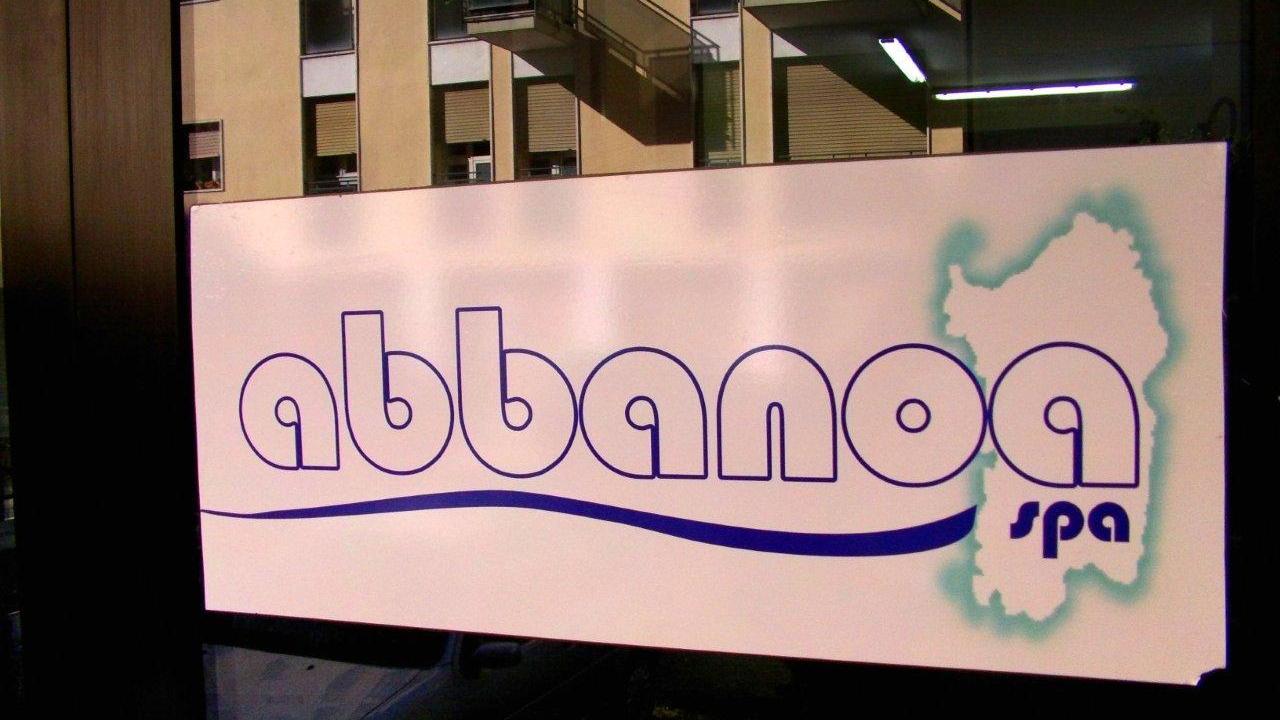 Il logo di Abbanoa in uno sportello del gestore dell'acqua