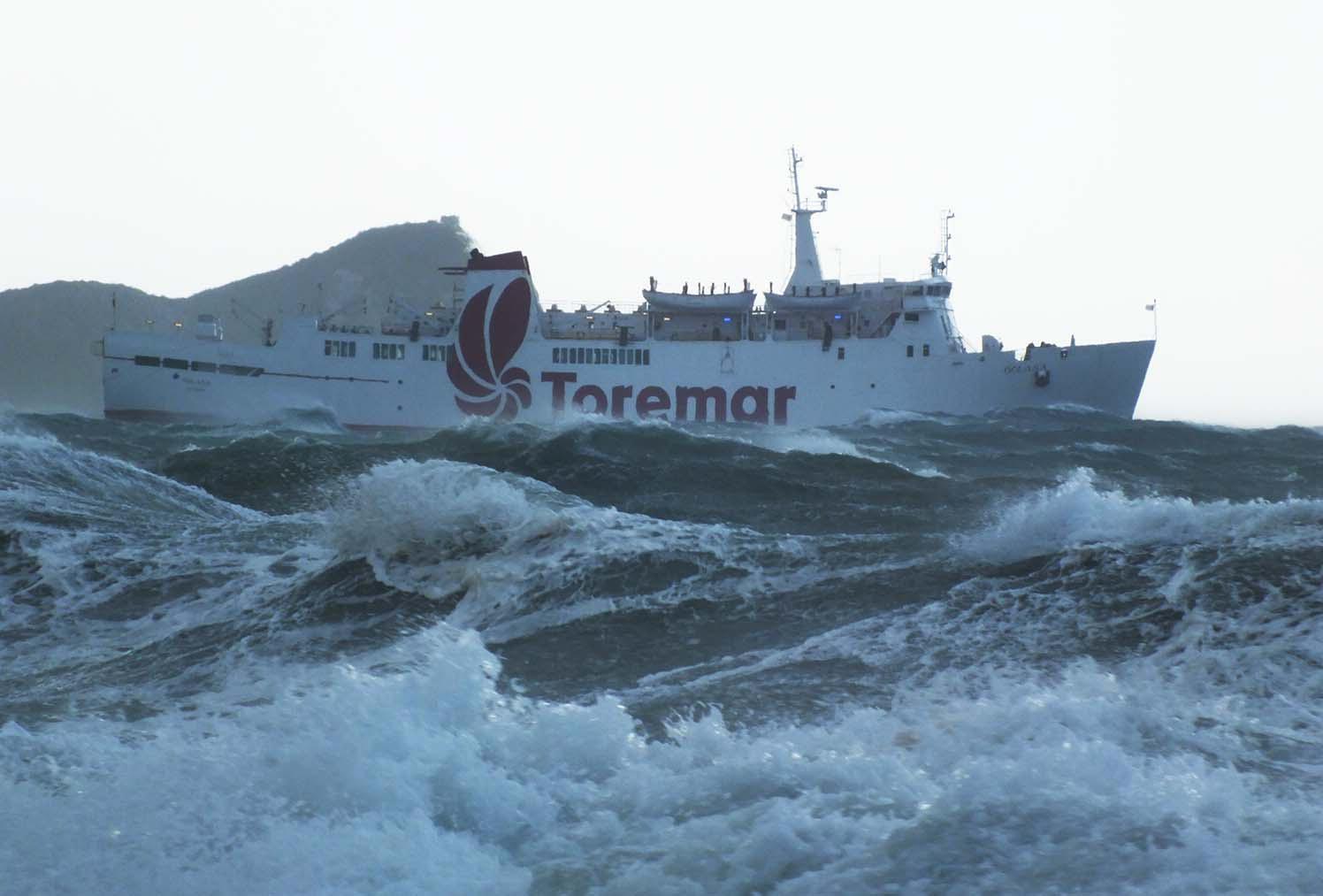 Nave Toremar in mezzo al canale (foto di Paolo Barlettani)