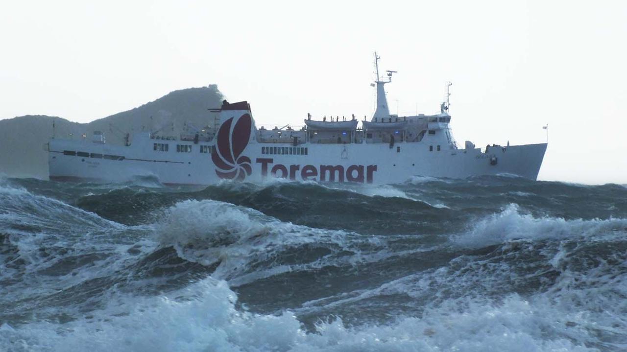 Nave Toremar in mezzo al canale (foto di Paolo Barlettani)