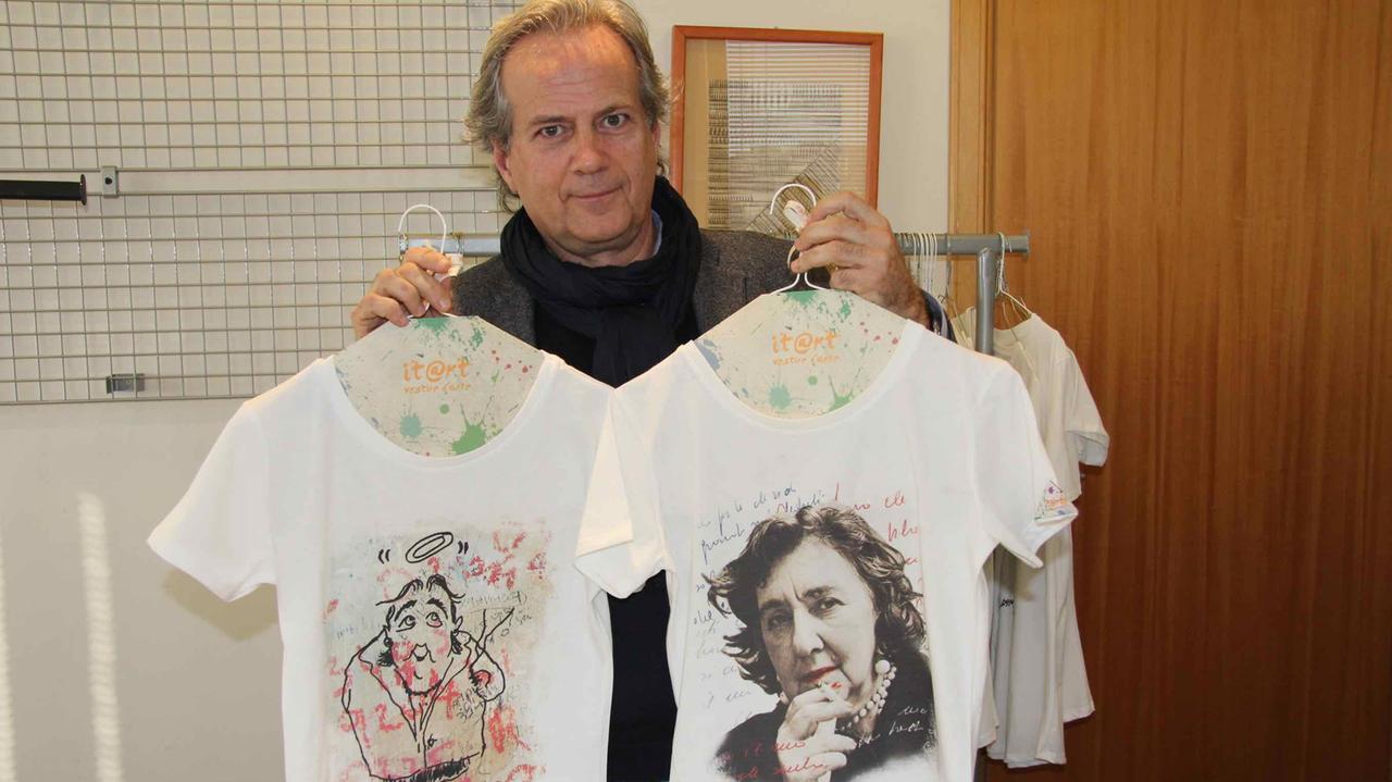 Daniele Querci mostra due delle magliette con Alda Merini (foto Batavia)