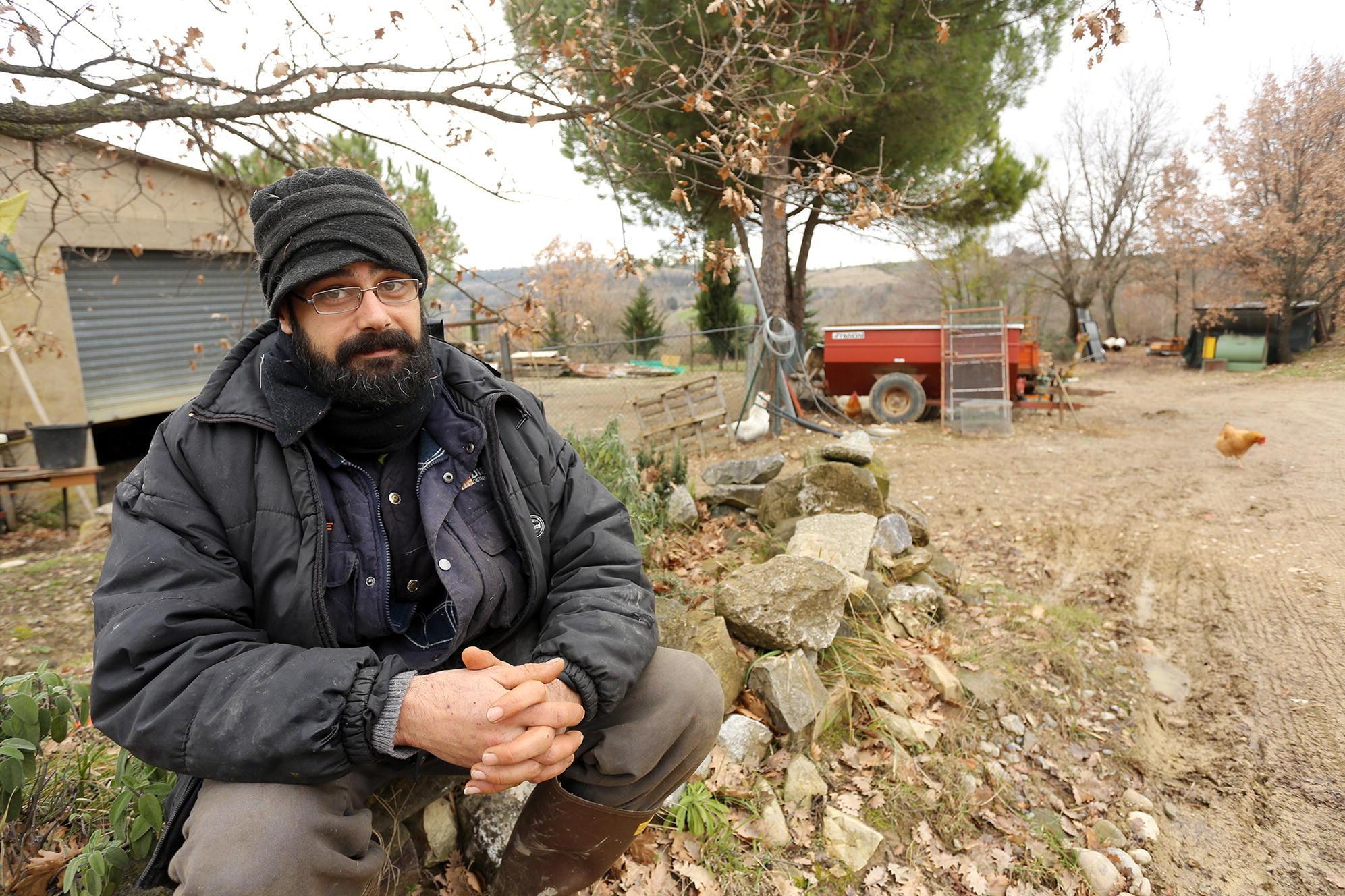 Luca Barsottini nella sua azienda agricola (foto Agenzia Carlo Sestini)