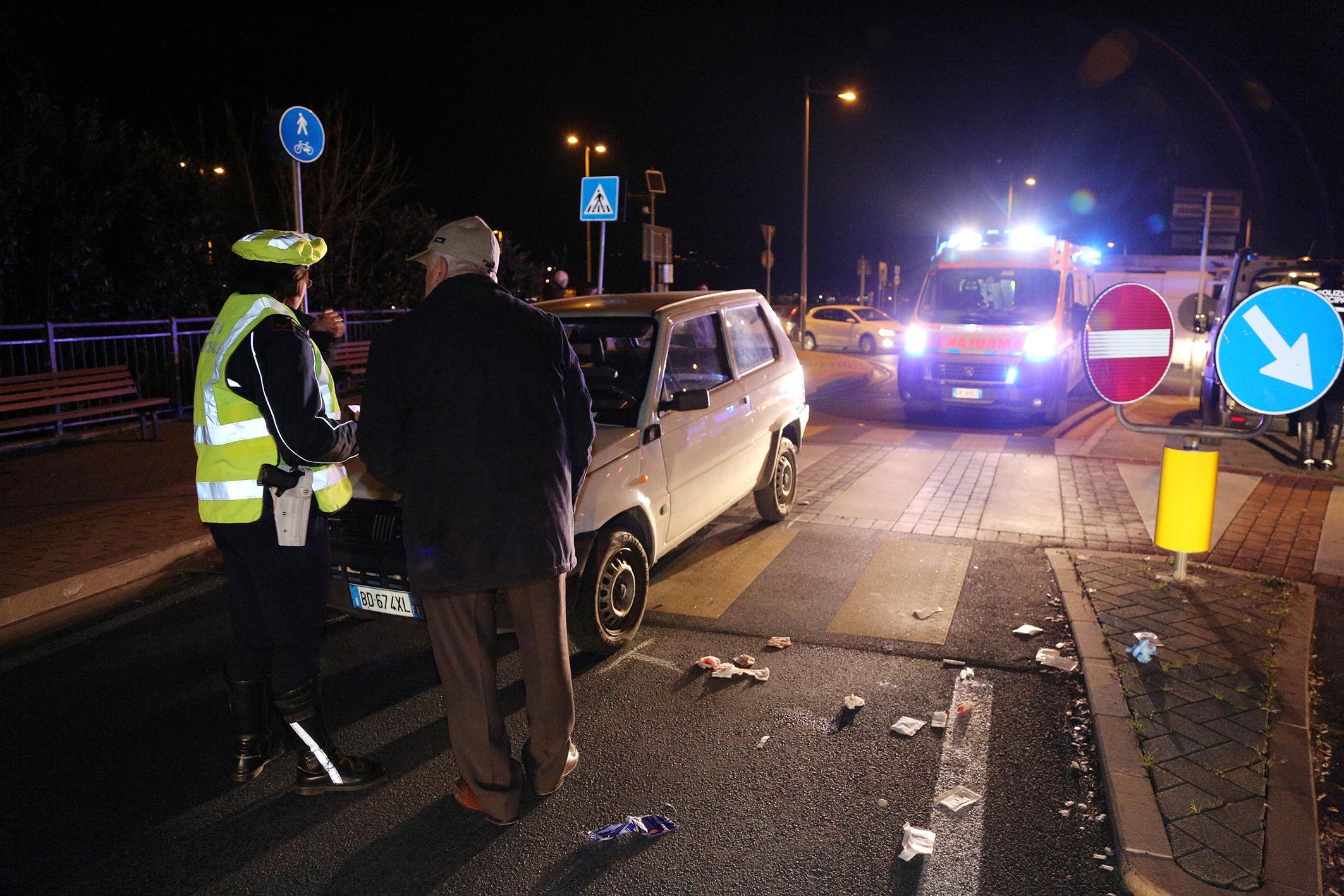 I soccorsi sul luogo dell'incidente (Foto Agenzia Carlo Sestini)