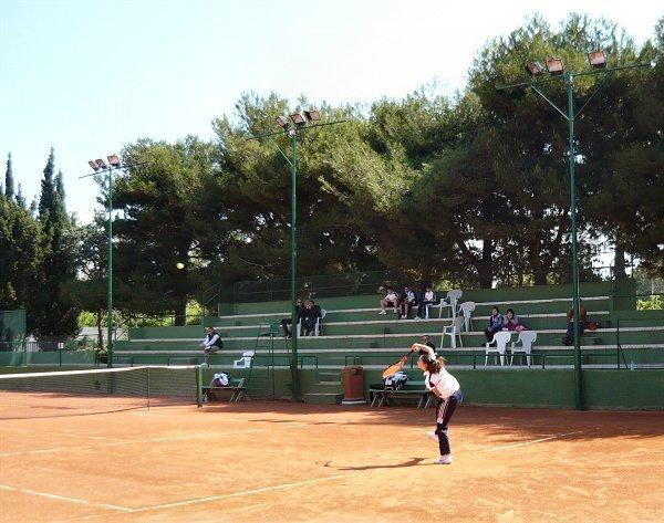 Partita su un campo di tennis (foto d'archivio)
