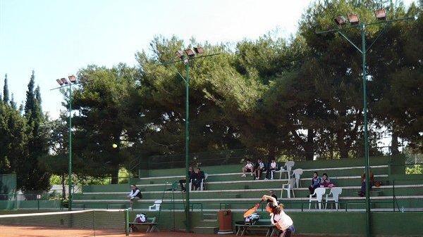Partita su un campo di tennis (foto d'archivio)