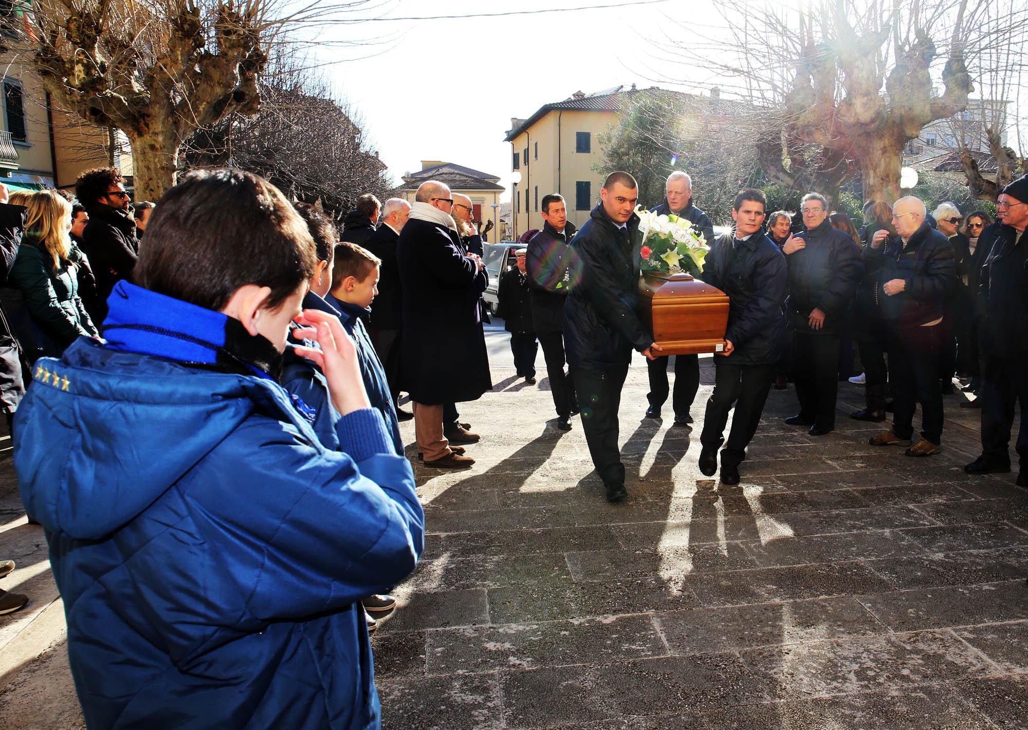L'arrivo del feretro di Tonani alla chiesa di Sant'Antonio (foto Nucci)