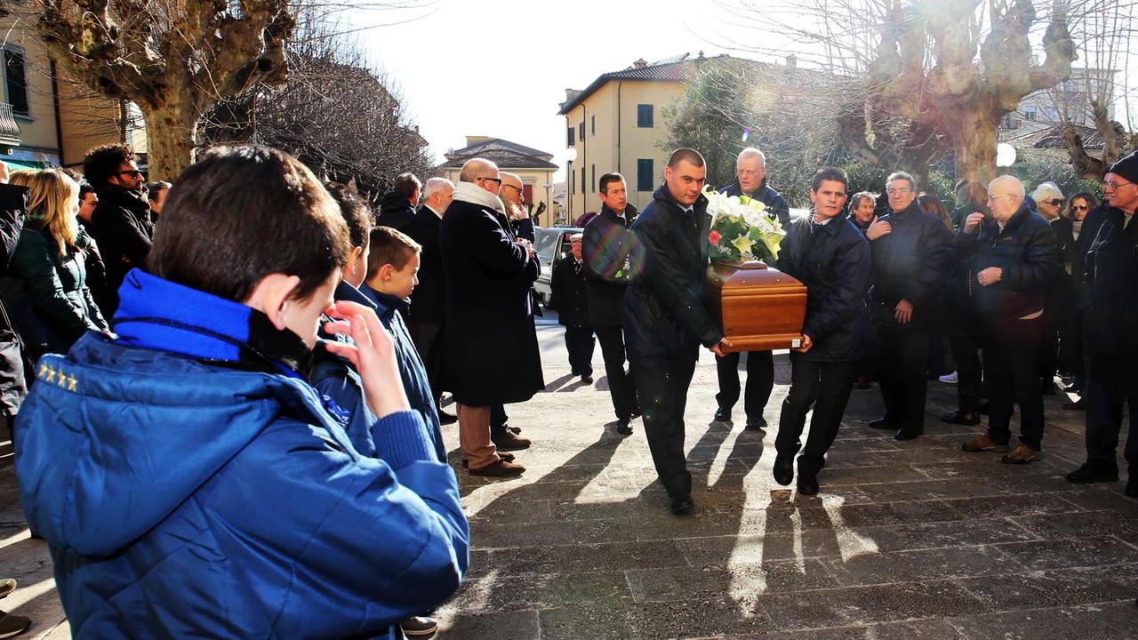 L'arrivo del feretro di Tonani alla chiesa di Sant'Antonio (foto Nucci)