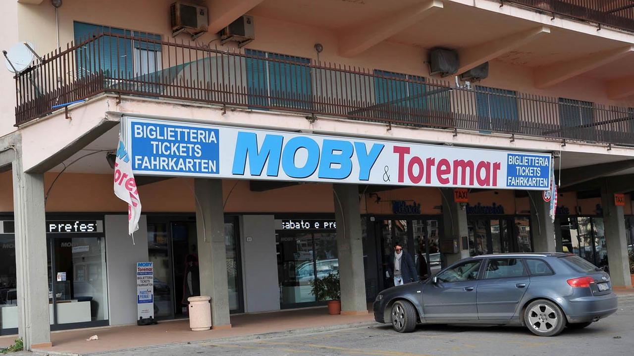 La biglietteria di Toremar e Moby (foto Giò Di Stefano)