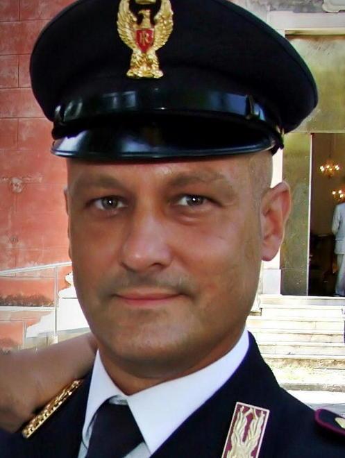 L’addio al poliziotto morto dopo un malore in palestra a Pietrasanta