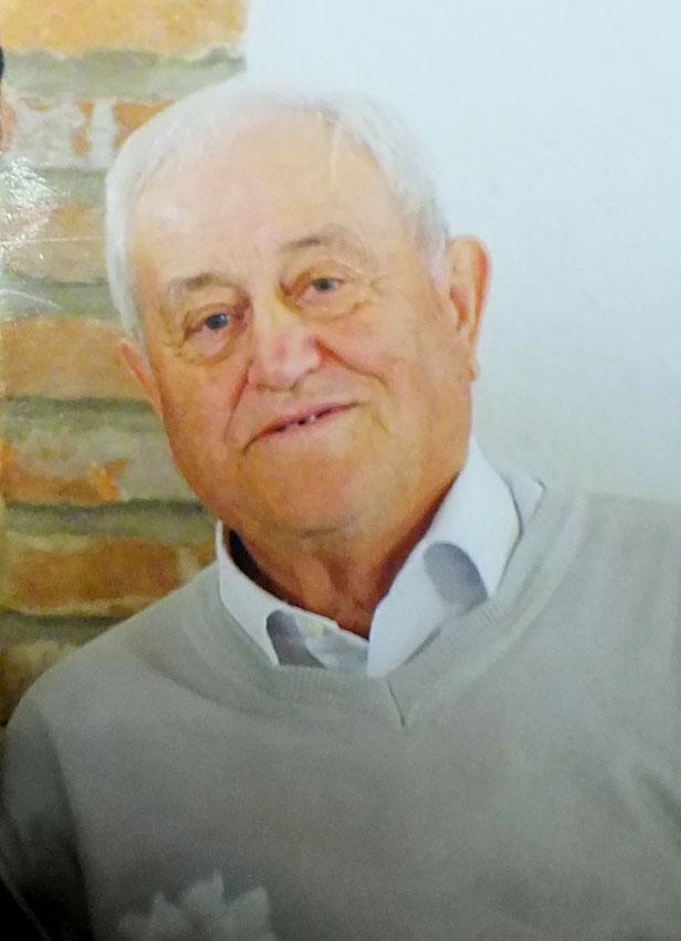 Scivola sull'asfalto e batte la testa: muore 95enne