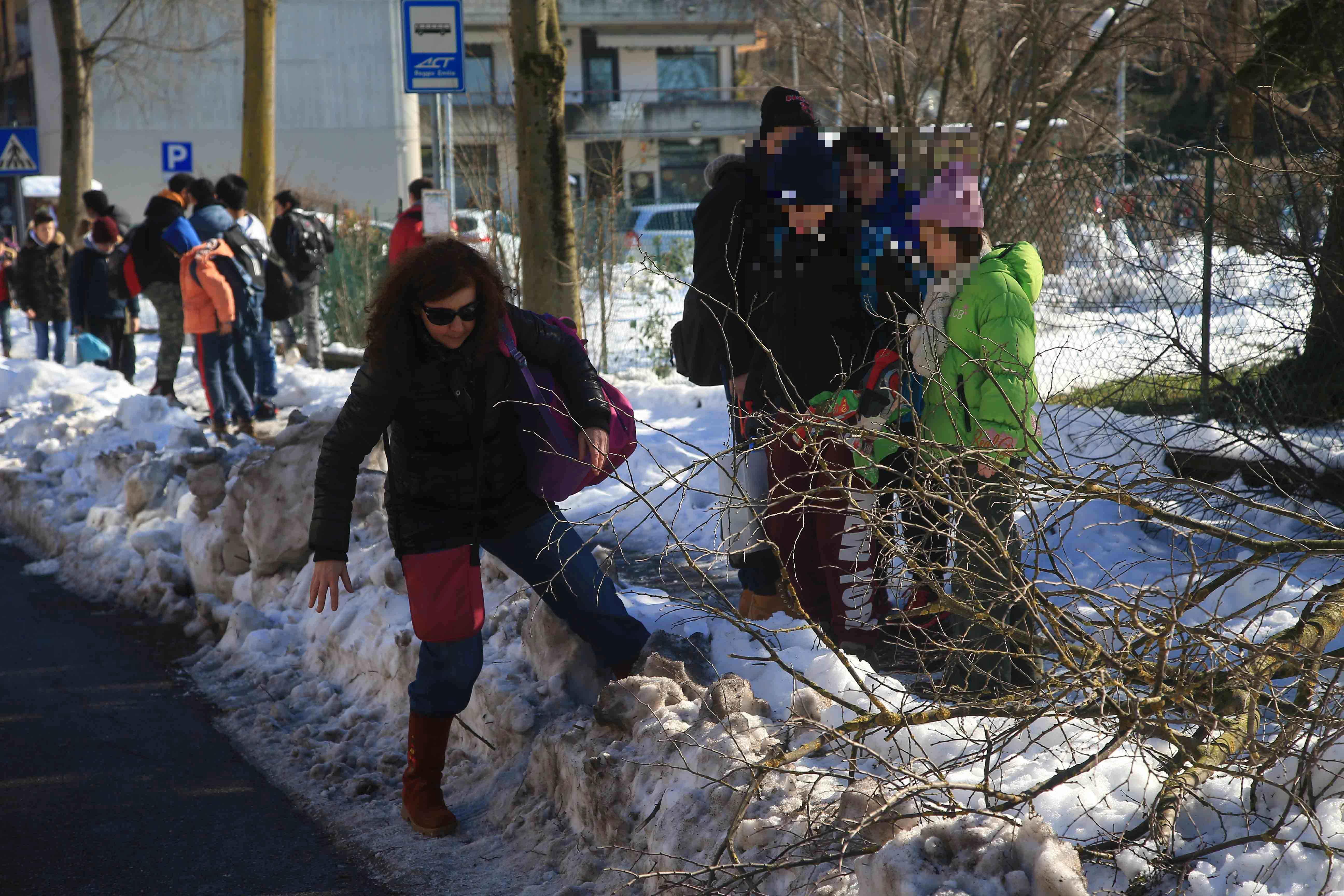 Cadute per il ghiaccio: muore anziano. Oltre 70 feriti in provincia. Black out, rientra l'emergenza. Ancora gusti ai contatori