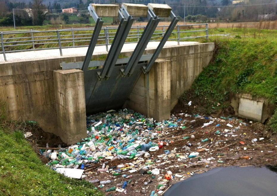 Rifiuti gettati nei canali alla cateratta fra Piscilla e Ozzeri