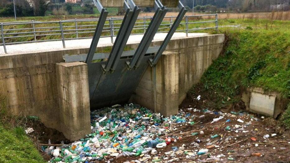 Rifiuti gettati nei canali alla cateratta fra Piscilla e Ozzeri