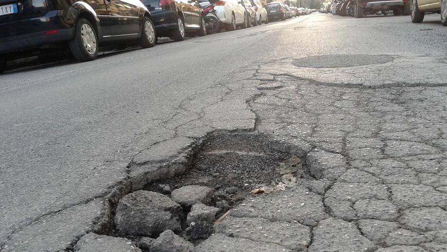 In via degli Ebrei crateri della pioggia