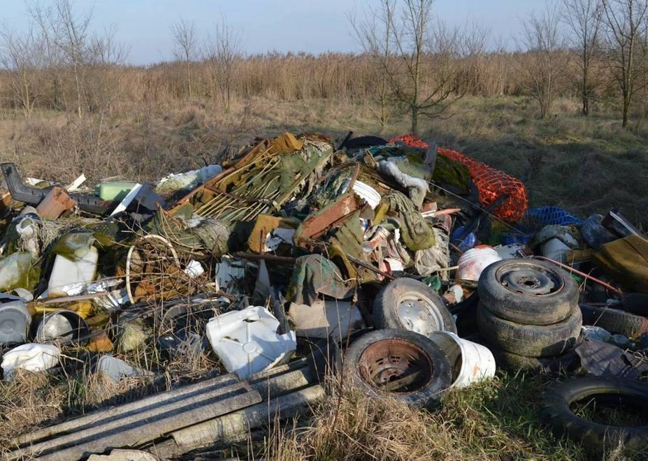 Discarica abusiva a ridosso del fiume all’oasi Val di Sole