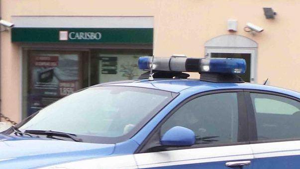 Sorpreso con la droga, la aspira davanti ai poliziotti