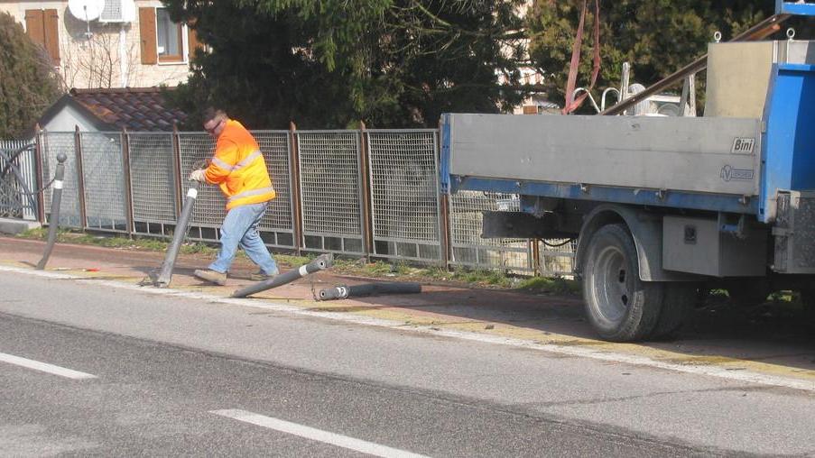 Abbattute le protezioni della ciclabile